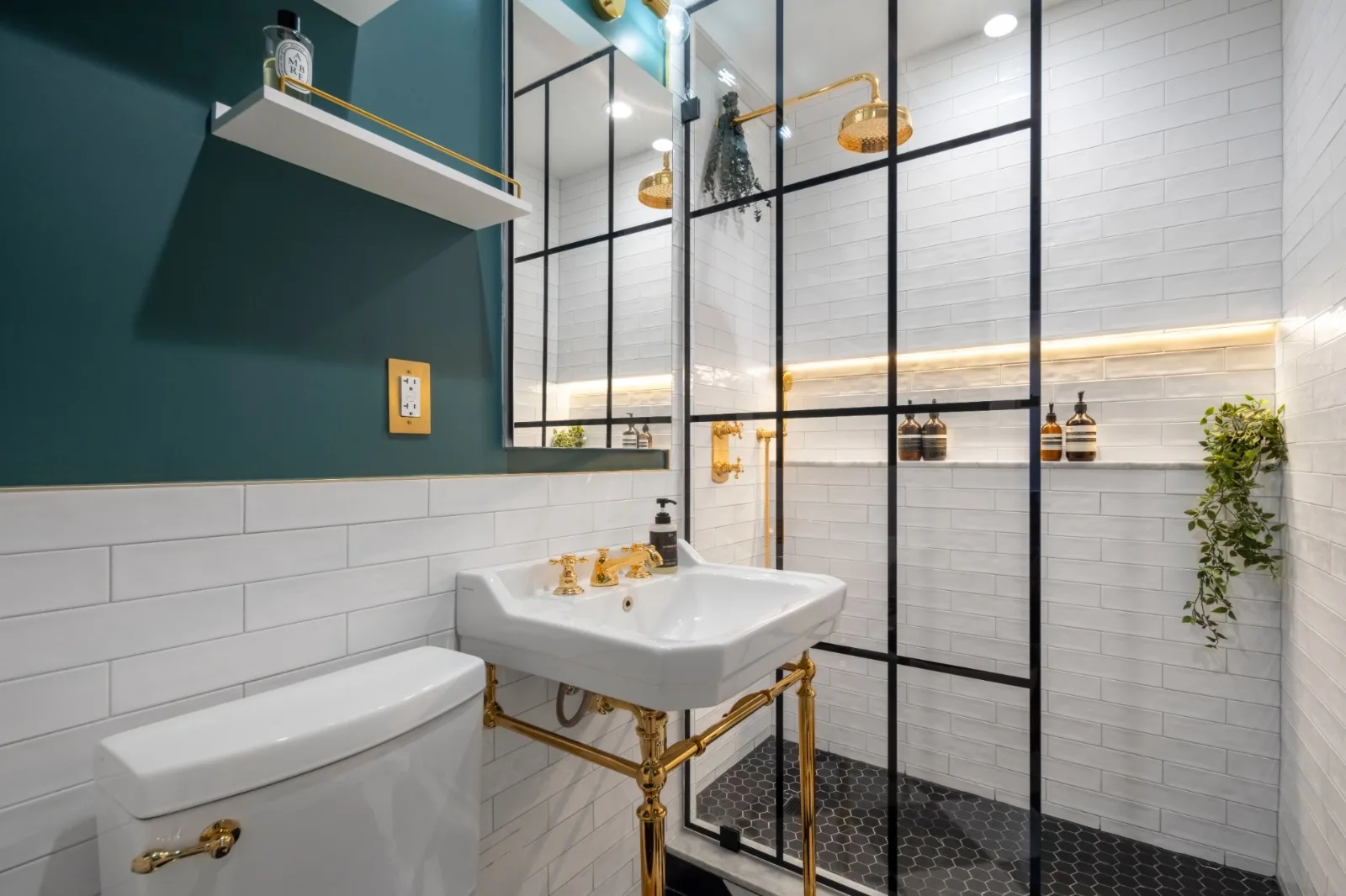 Small bathroom layout ideas outlined by NYKB